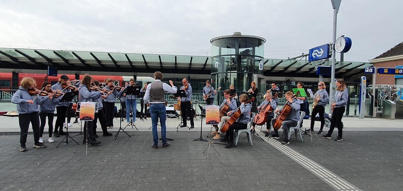 Optreden van het Free Music Orchestra op station Apeldoorn